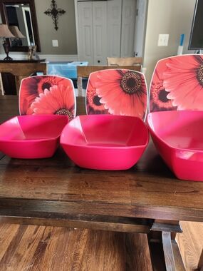 Set Of Bright Red  Daisy Bowls - 6 Pieces 3 Lids 3 Bowls